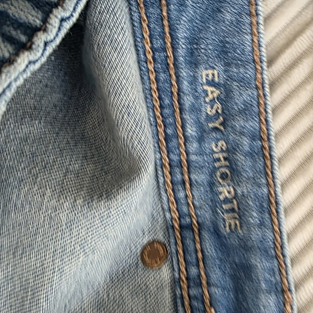 American Eagle Outfitters Light Wash Denim Easy Shortie Roll-Cuff Shorts - Picture 4 of 6